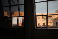 Die Oberbaumbrücke im Abendlicht spiegel sich in den Bürofenstern wieder.