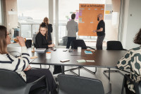 Menschen arbeiten im Büro ko-kreativ am