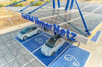Zwei E-Autos, die gerade laden. Über ihnen steht ein Schild: EnBW Hyper Netz.