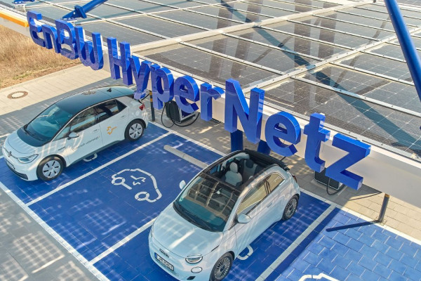 Zwei E-Autos, die gerade laden. Über ihnen steht ein Schild: EnBW Hyper Netz.