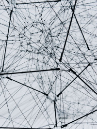 zu einem Netz verbundene Seile vor grauem Hintergrund