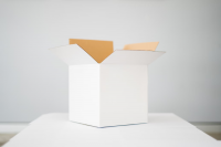 Eine weiße Papp Box auf einem Tisch