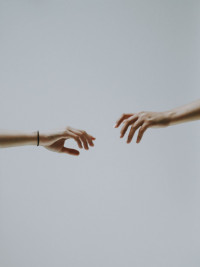 zwei Hände versuchen einander zu greifen