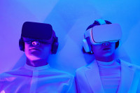 Zwei Menschen mit VR-Brille.