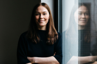 CEO von diffferent Kristina Bonitz lehnt gegen eine Wand und blickt in die Kamera