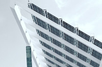 Solarzellen vor Himmel