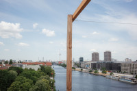 Die Spree, Gebäude und im Hintergrund der Fernsehturm sind von der Dachterasse des Berliner diffferent-Büros zu sehen.